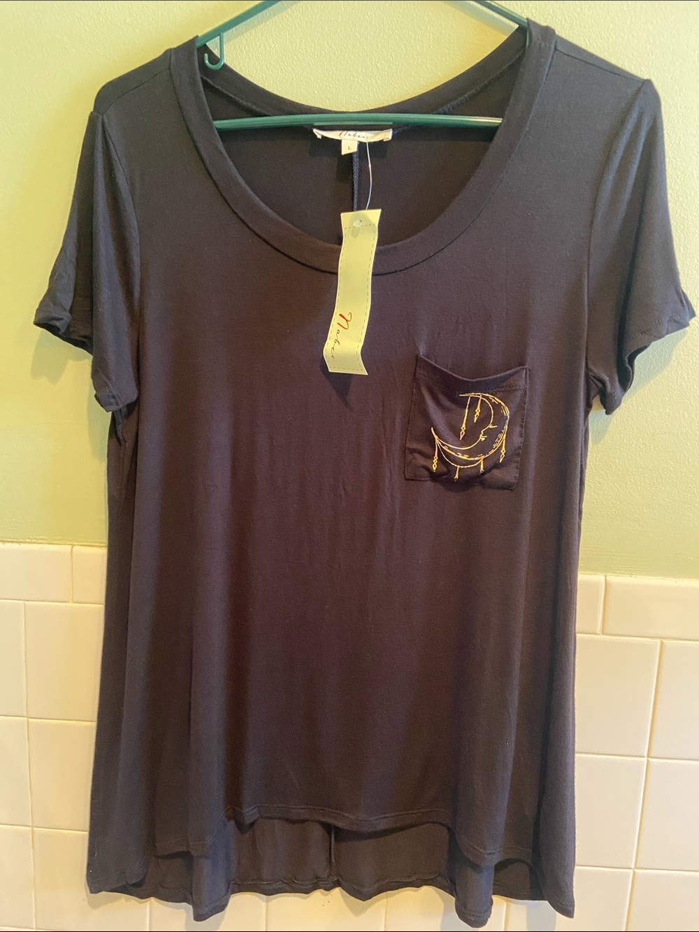 🌺Nabee Women’s Short-Sleeve Pocket Tee with Embroidered Detail Size Large